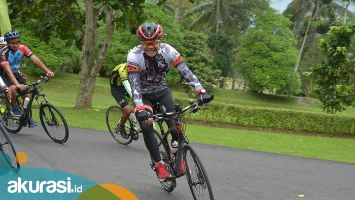 Ganjar Pranowo Jatuh dari Sepeda Saat Gowes, Jalani Operasi
