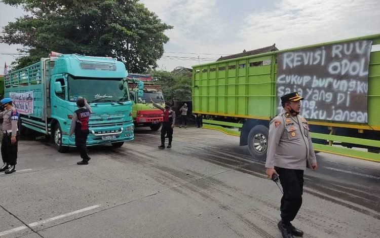Ratusan Sopir Truk Demo di Kudus, Blokir Jalan Lingkar Selatan