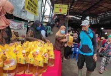 Penurunan harga minyak goreng di Februari 2022 lalu sempat menyebabkan kelangkaan sebab adanya pembatasan distribusi dari distributor pusat. (Devi Nila Sari/Akurasi.id)