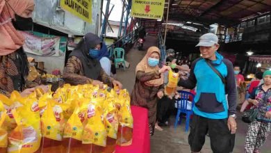 Penurunan harga minyak goreng di Februari 2022 lalu sempat menyebabkan kelangkaan sebab adanya pembatasan distribusi dari distributor pusat. (Devi Nila Sari/Akurasi.id)