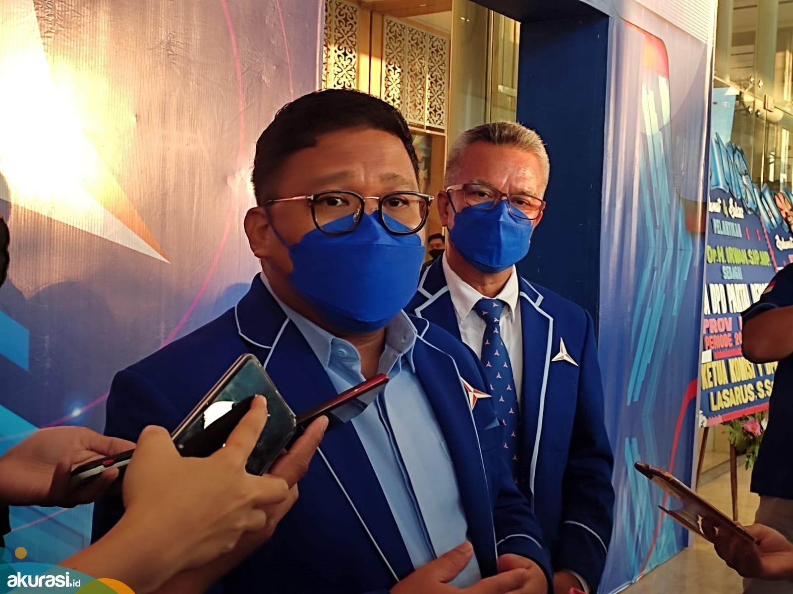 Anggota DPR RI Irwan saat diwawancarai awak media. (Devi Nila Sari/Akurasi.id)