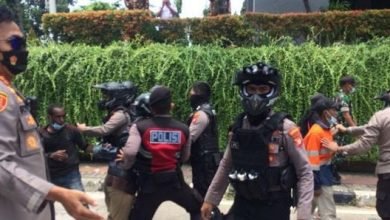 Pedemo Tolak Pemekaran Papua Bentrok dengan Aparat di dekat Istana
