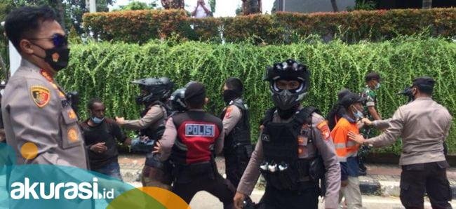 Pedemo Tolak Pemekaran Papua Bentrok dengan Aparat di dekat Istana