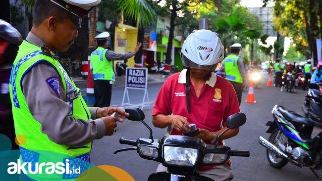 Polisi mulai menerapkan program tilang lewat hape. Program tilang lewat hape ini polisi gunakan selama berpatroli.
