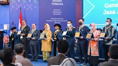 Hetifah Raih Penghargaan Ganesa Wirya Jasa Adiutama dari ITB