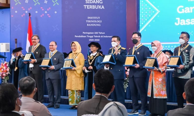 Hetifah Raih Penghargaan Ganesa Wirya Jasa Adiutama dari ITB