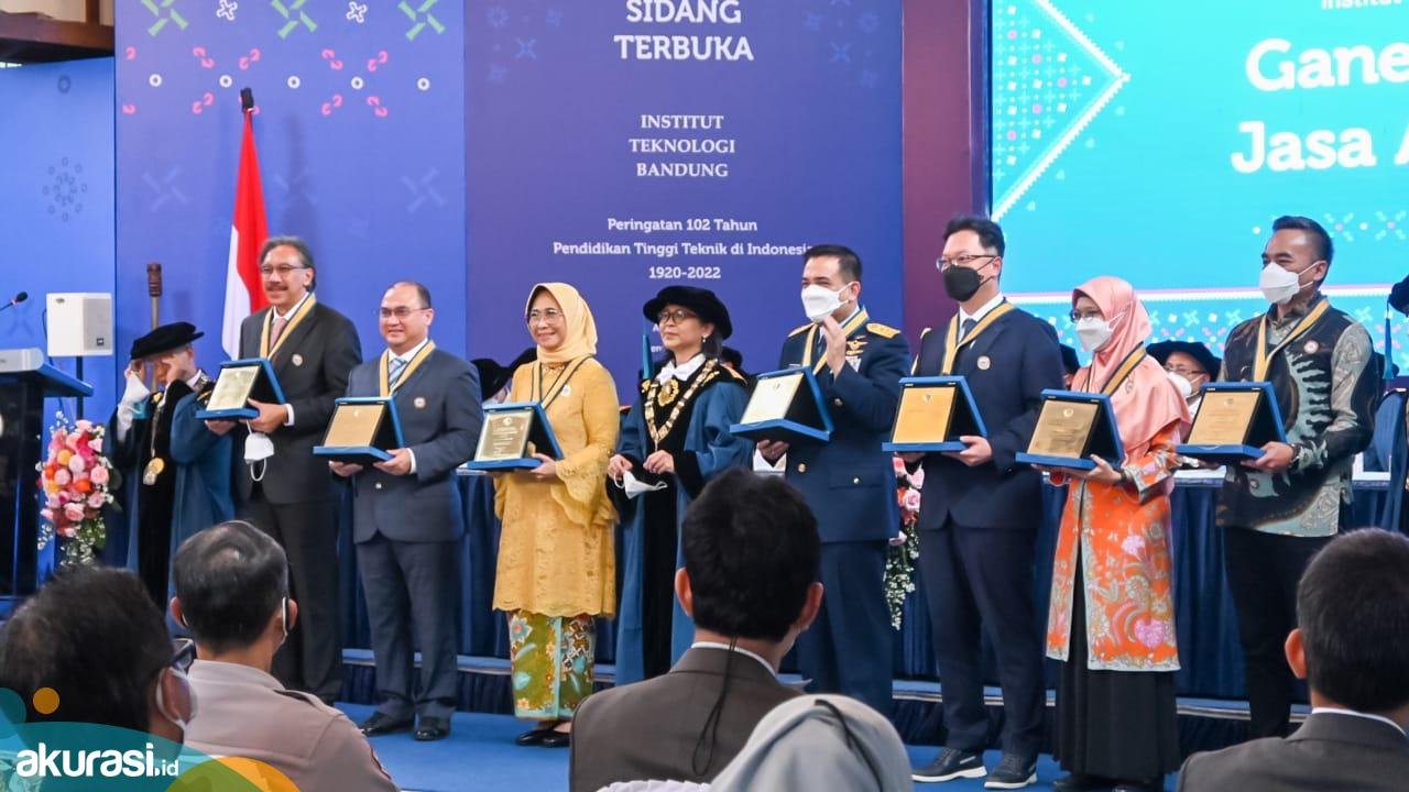 Hetifah Raih Penghargaan Ganesa Wirya Jasa Adiutama dari ITB