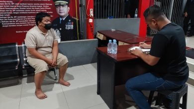 M Noor (kiri), terpidana kasus perpajakan senilai Rp 6,5 miliar saat dieksekusi Tim Tabur Kejari Samarinda ke Lapas Klas IIA Samarinda. (istimewa)