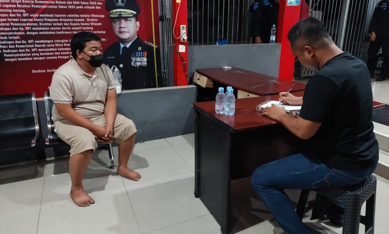 M Noor (kiri), terpidana kasus perpajakan senilai Rp 6,5 miliar saat dieksekusi Tim Tabur Kejari Samarinda ke Lapas Klas IIA Samarinda. (istimewa)