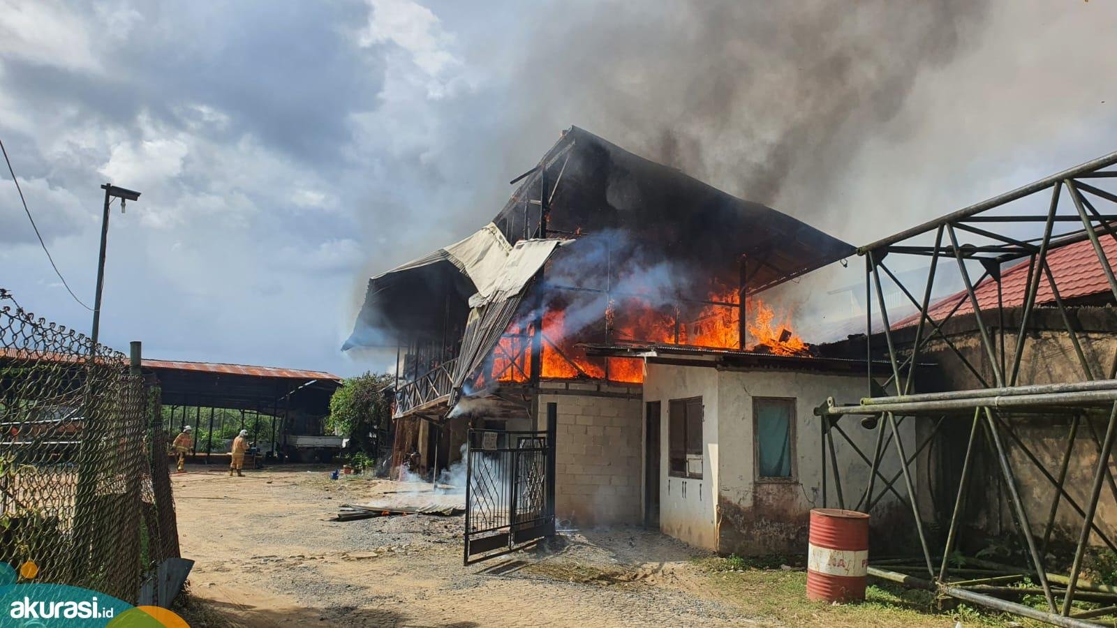 Diduga Korsleting, Mess Karyawan di Berebas Tengah Hangus Terbakar