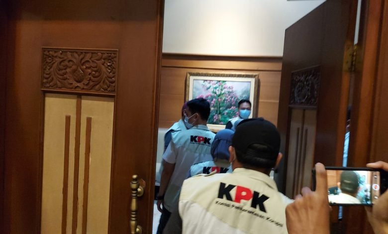 Kantornya Digeledah KPK, Khofifah Pastikan Tidak Ada Dokumen Gubernur dan Wagub yang Dibawa