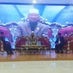 Ulama kharismatik asal Sulawesi Selatan, Prof Dr AG H.M.Faried Wadjedy.,Lc.,MA, (tengah) menjadi pemateri utama di seminar zakat nasional. (Yusva Alam for Akurasi.id)