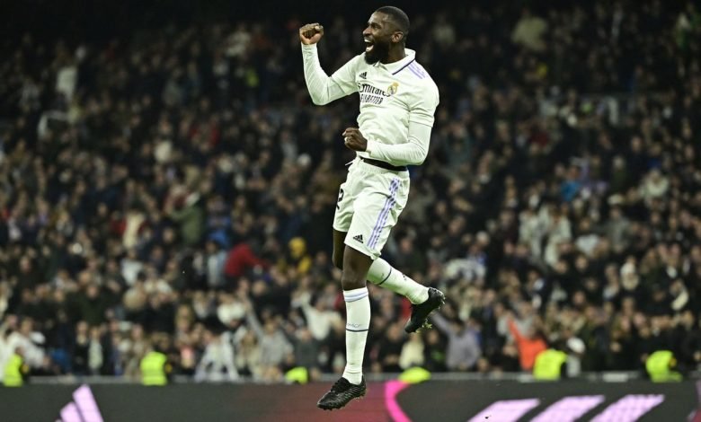 Tekuk Valencia 2-0, Pengejaran Real Madrid Terus Berlanjut