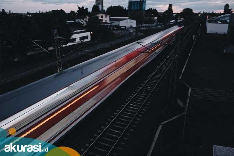 Masa Depan Transportasi: Menggali Keunggulan Kereta Cepat Jakarta Bandung