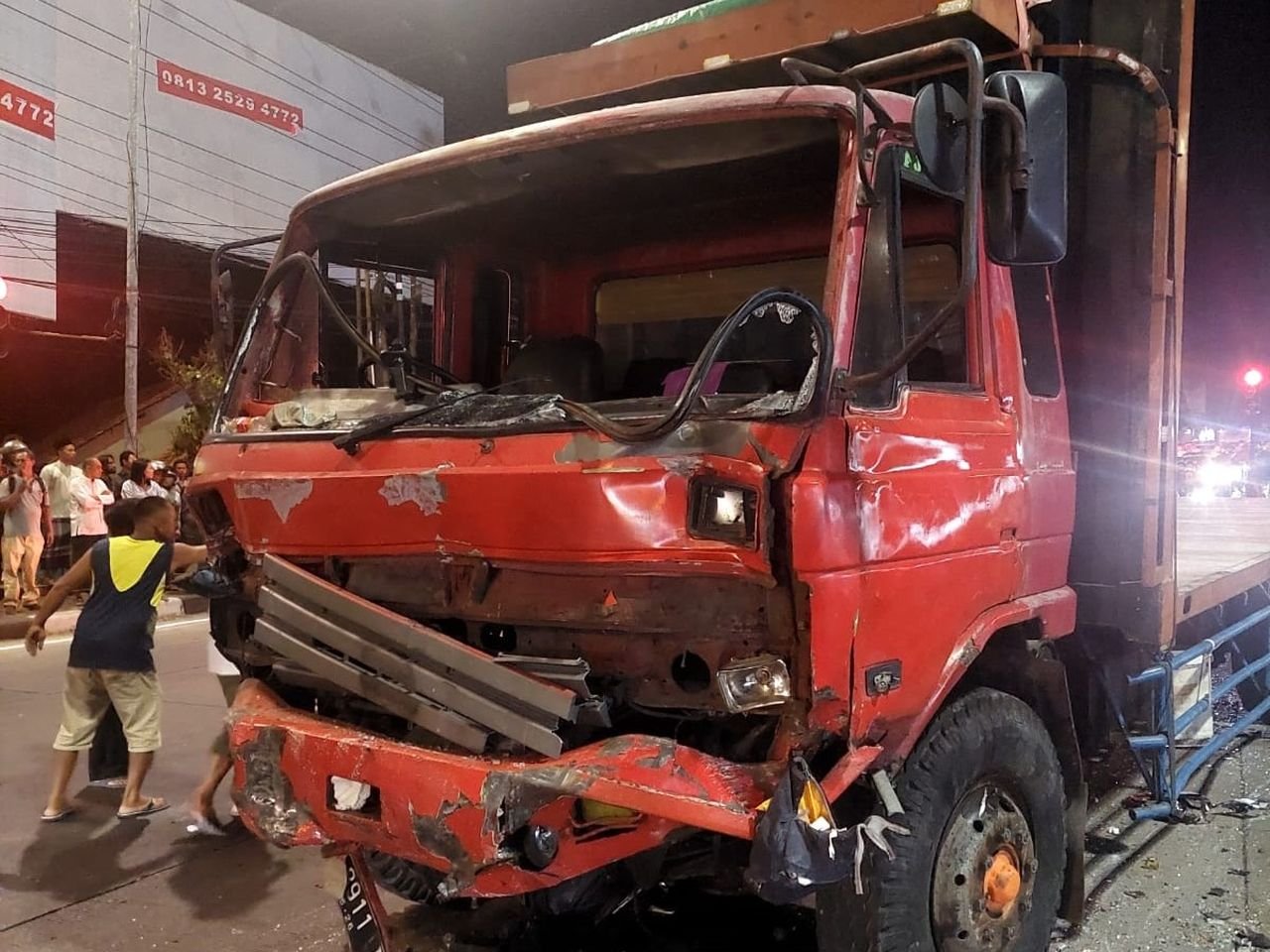 Truk Menabrak Mobil di Semarang Akibat Rem Blong: Kejadian Tragis di Jalan Raya Semarang