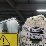 Eskalator KRL Bekasi Mendapat Karangan Bunga sebagai Simbol Ketidakpuasan Pengguna