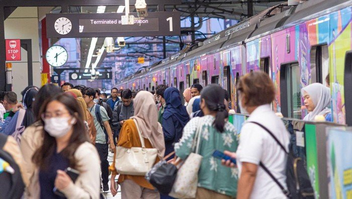 MRT Jakarta Kembali Beroperasi Normal Setelah Insiden Besi Konstruksi Jatuh