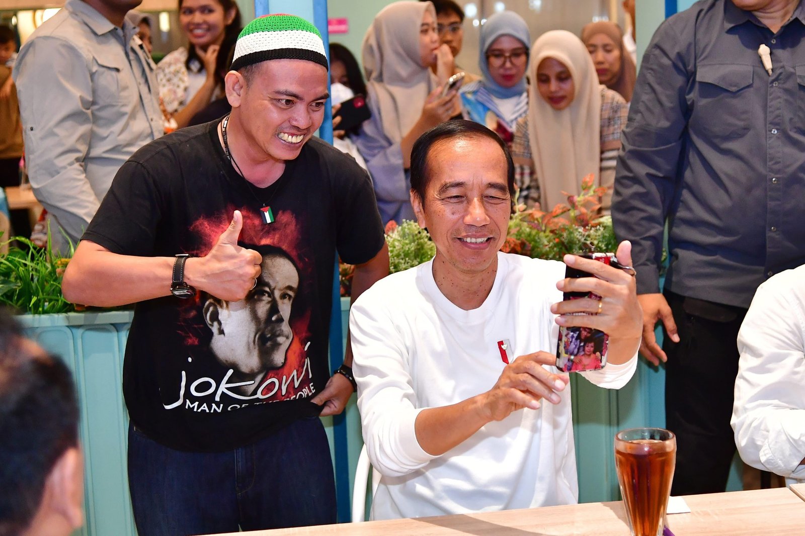 Minggu Malam, Presiden Jokowi Sapa Warga Kendari dan Santap Nasi Goreng