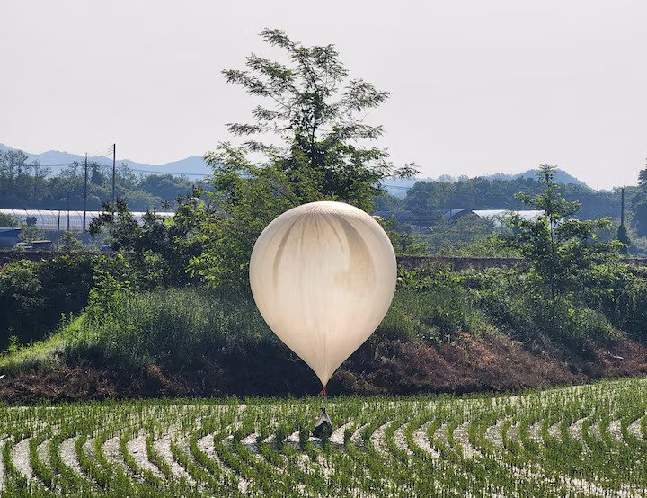 Serangan Balon Sampah Korut Korsel Balas dengan Balon USB K-Pop
