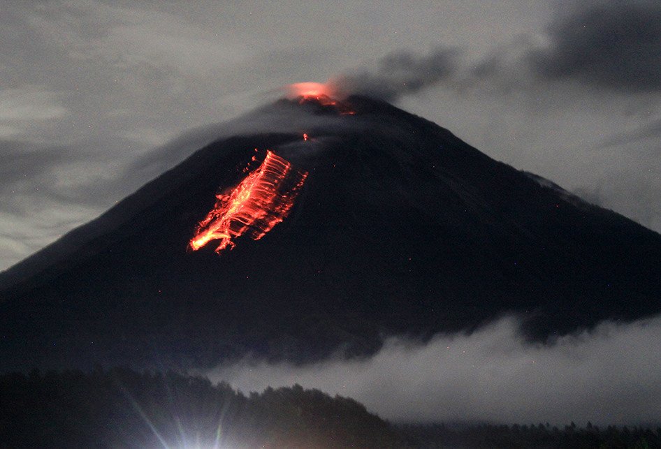 Gunung Semeru Keluarkan Lava Pijar, 380 Erupsi Tercatat Sejak Awal Tahun