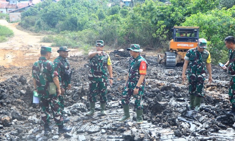 Menerabas Keterisolasian Jalan Kampung Timur Kanaan Dalam Semangat Gotong Royong TMMD Ke-120