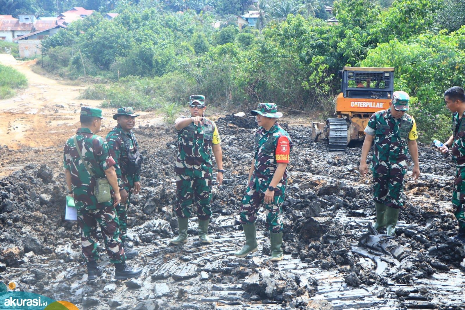 Menerabas Keterisolasian Jalan Kampung Timur Kanaan Dalam Semangat Gotong Royong TMMD Ke-120