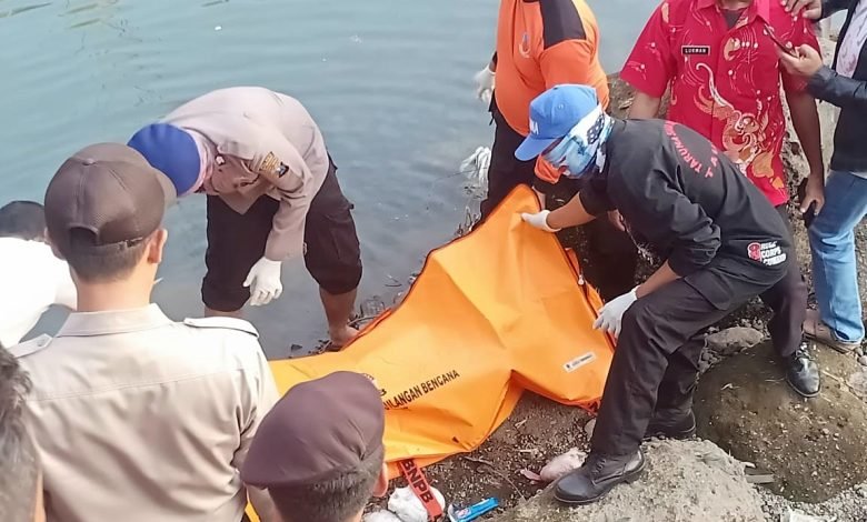 Mayat Pria Bertato Ditemukan di Sungai Musi Palembang Kaki Diikat Rantai dengan Batu