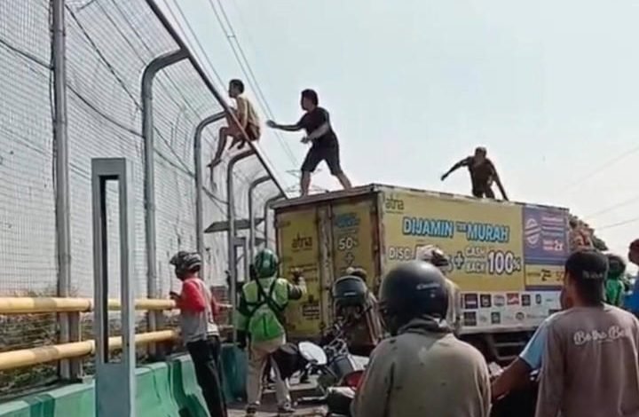 Penyelamatan Dramatis Pria Hendak Bunuh Diri di Tol Jagorawi, Faktor Ekonomi Jadi Penyebab