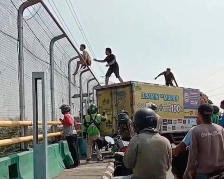 Penyelamatan Dramatis Pria Hendak Bunuh Diri di Tol Jagorawi, Faktor Ekonomi Jadi Penyebab