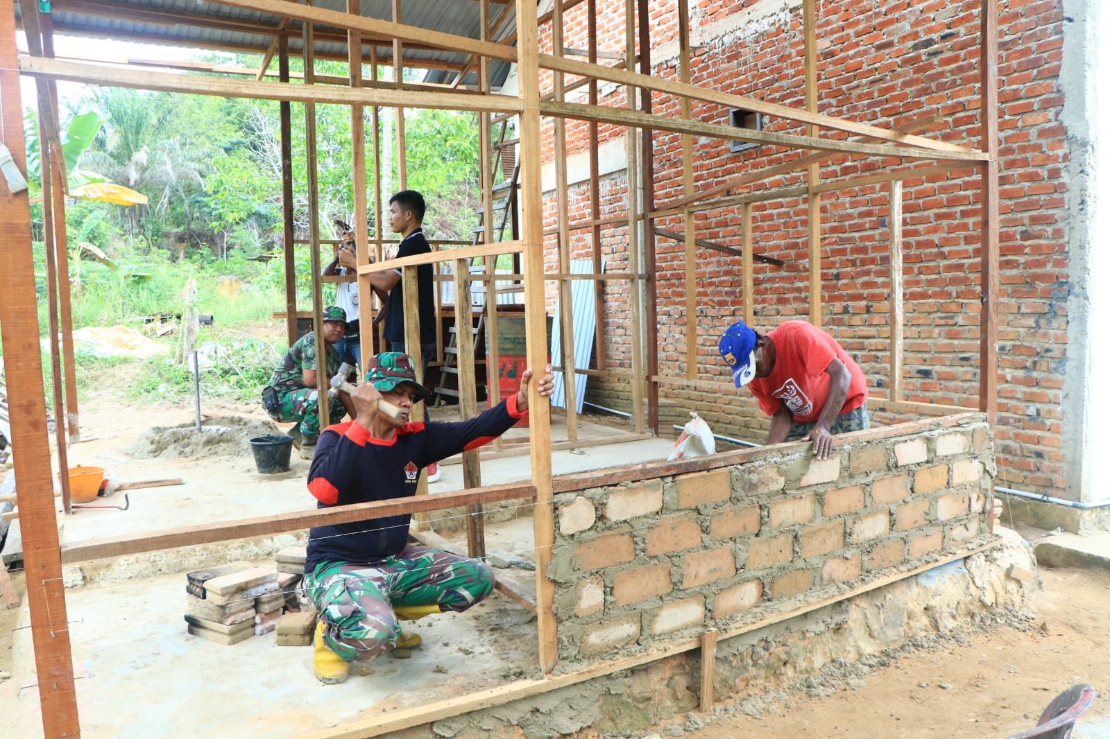 Tatkala Mimpi Keluarga Paulina dan Yursan Miliki Rumah Layak Huni Terealisasi Lewat Program TMMD Ke-120