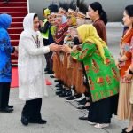 Kontroversi Penyambutan Ibu Negara di Bandara Sentani: Kehadiran Ibu-Ibu Tanpa Mama Papua