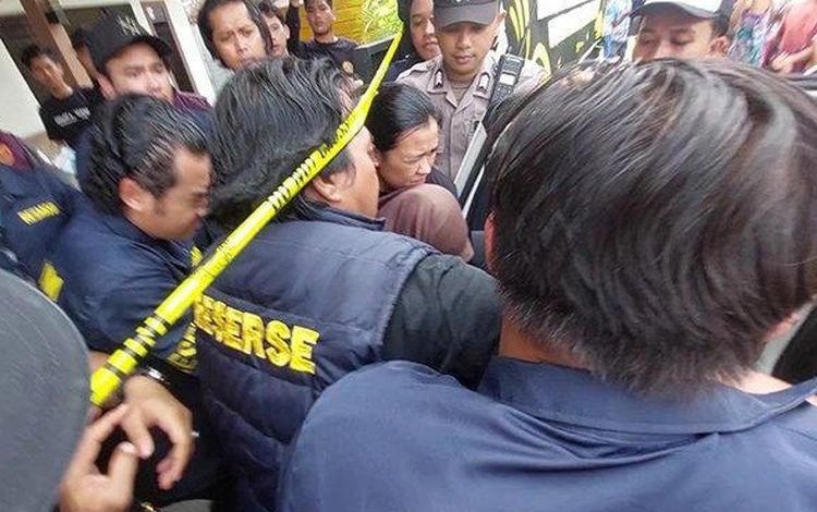 Warga Pontianak Geram, Soraki Ibu Tiri Tersangka Pembunuh Anak Saat Prarekonstruksi