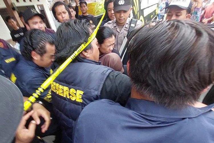 Warga Pontianak Geram, Soraki Ibu Tiri Tersangka Pembunuh Anak Saat Prarekonstruksi