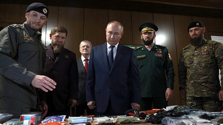 Kunjungan Pertama dalam 13 Tahun, Putin Pantau Pasukan Chechnya yang Bersiap Melawan Ukraina