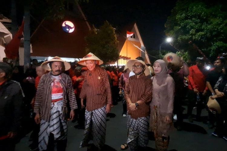 Teguh Prakosa dan Bambang Nugroho Daftar ke KPU Solo Malam Hari dengan Kirab Budaya 3 Kilometer