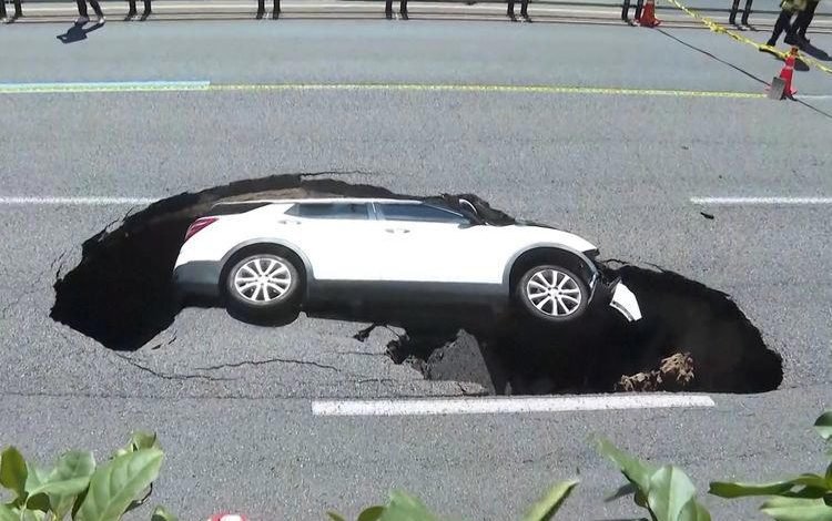 Kejadian Mengerikan di Seoul: Lubang Ambles Telan SUV, Dua Lansia Selamat