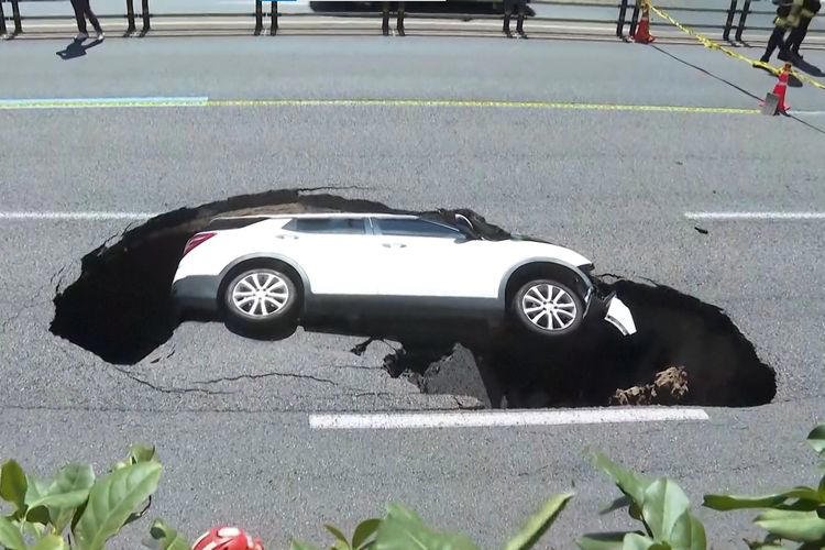 Kejadian Mengerikan di Seoul: Lubang Ambles Telan SUV, Dua Lansia Selamat