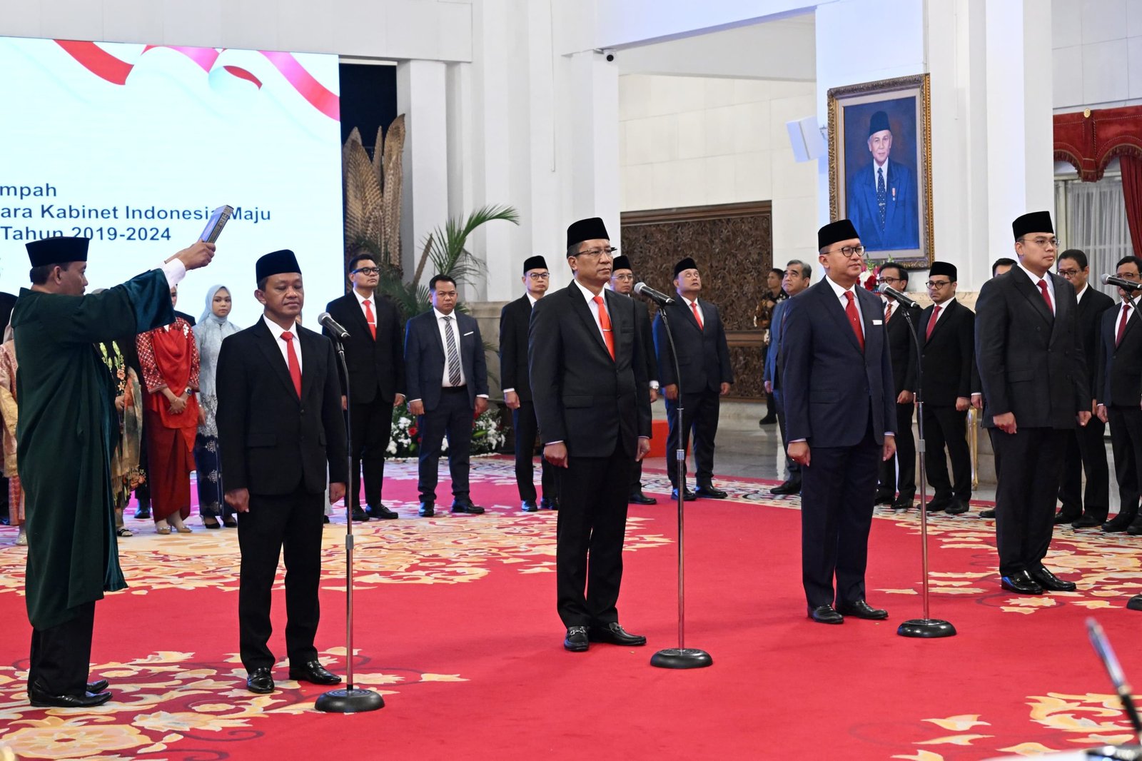 Presiden Jokowi Lantik Hasan Nasbi, Dadan Hindayana, dan Taruna Ikrar sebagai Pimpinan Baru Badan Nasional