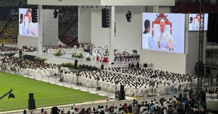 Khotbah Paus Fransiskus di Misa Akbar Stadion GBK: Seruan Perdamaian dan Kepatuhan Umat