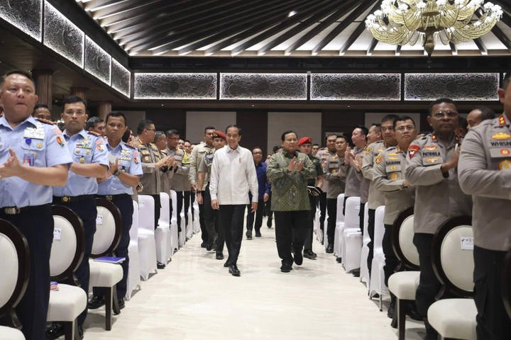 Prabowo Subianto Dampingi Jokowi Tinjau IKN dan Catat Arahan untuk TNI-Polri