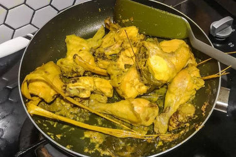 Cara Ampuh Ungkep Ayam Agar Bumbu Meresap Sempurna, Chef Hotel Buka Rahasia!