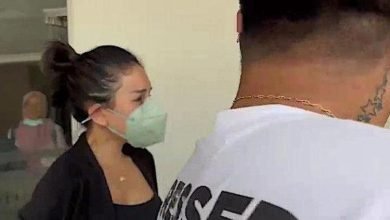 Mata Nikita Mirzani Sembab Saat Jemput Lolly di Apartemen, Paksa Sang Putri Masuk ke dalam Mobil