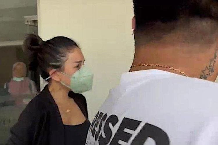 Mata Nikita Mirzani Sembab Saat Jemput Lolly di Apartemen, Paksa Sang Putri Masuk ke dalam Mobil