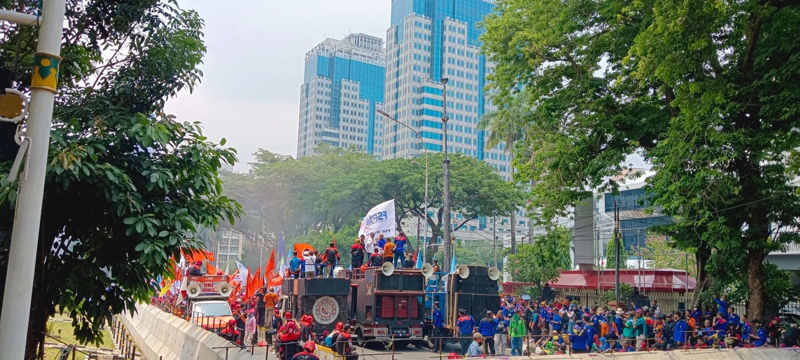 Ribuan Buruh Gelar Aksi di Jakarta Tuntut Pencabutan Pasal Merugikan dalam Omnibus Law