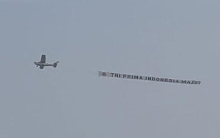 Momen Pesawat Cessna Bawa Pesan "TNI Prima, Indonesia Maju" Warnai Langit Monas Saat HUT ke-79 TNI