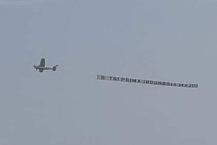 Momen Pesawat Cessna Bawa Pesan "TNI Prima, Indonesia Maju" Warnai Langit Monas Saat HUT ke-79 TNI