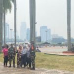 Warga Antusias Saksikan Geladi Bersih HUT Ke-79 TNI di Monas, Berfoto Bersama TNI Jadi Momen Spesial