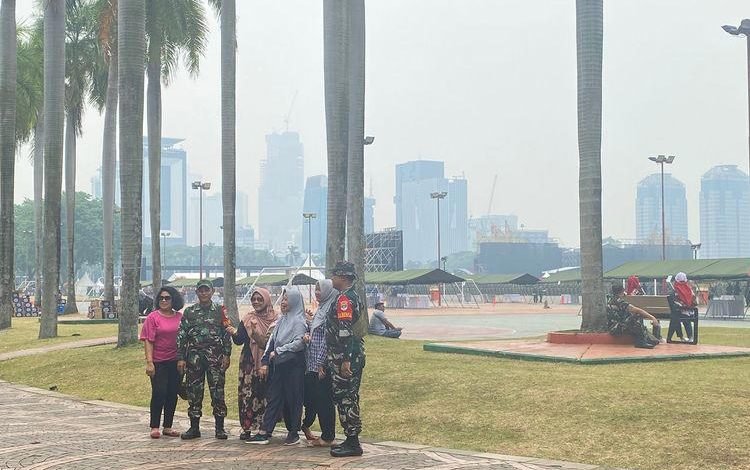 Warga Antusias Saksikan Geladi Bersih HUT Ke-79 TNI di Monas, Berfoto Bersama TNI Jadi Momen Spesial