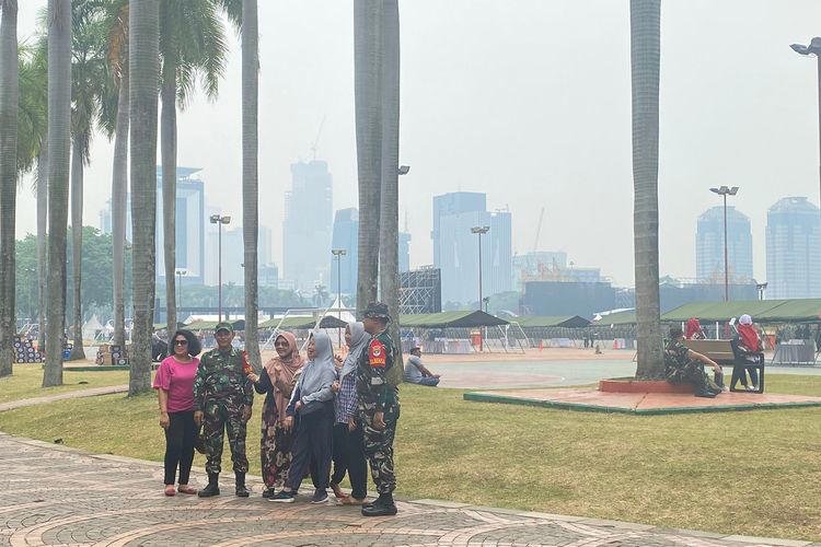 Warga Antusias Saksikan Geladi Bersih HUT Ke-79 TNI di Monas, Berfoto Bersama TNI Jadi Momen Spesial
