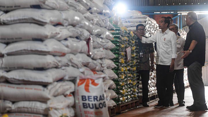 Jokowi Pastikan Harga Beras Tetap Stabil hingga Akhir 2024, Penyaluran Bantuan Pangan Berlanjut
